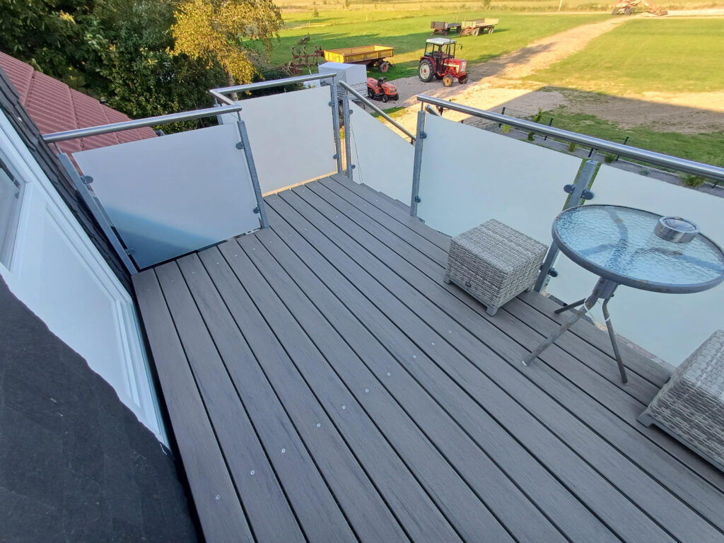 Outdoor area of the Canhusen holiday apartment with green views