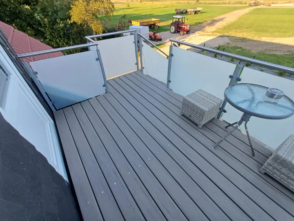 Außengelände der Ferienwohnung Canhusen mit Blick ins Grüne