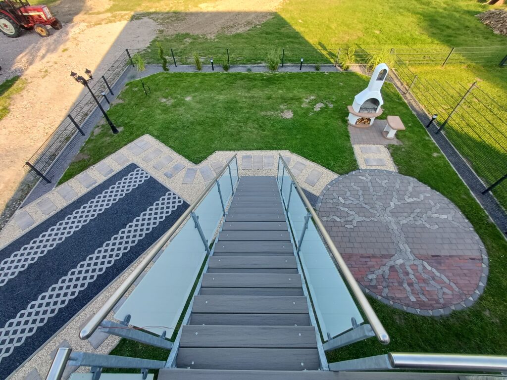 Outdoor area of the Canhusen holiday apartment with green views