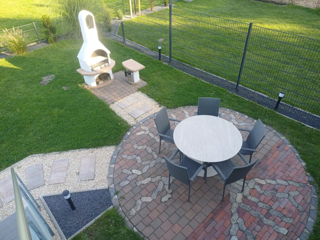 Outdoor area of the Canhusen holiday apartment with green views