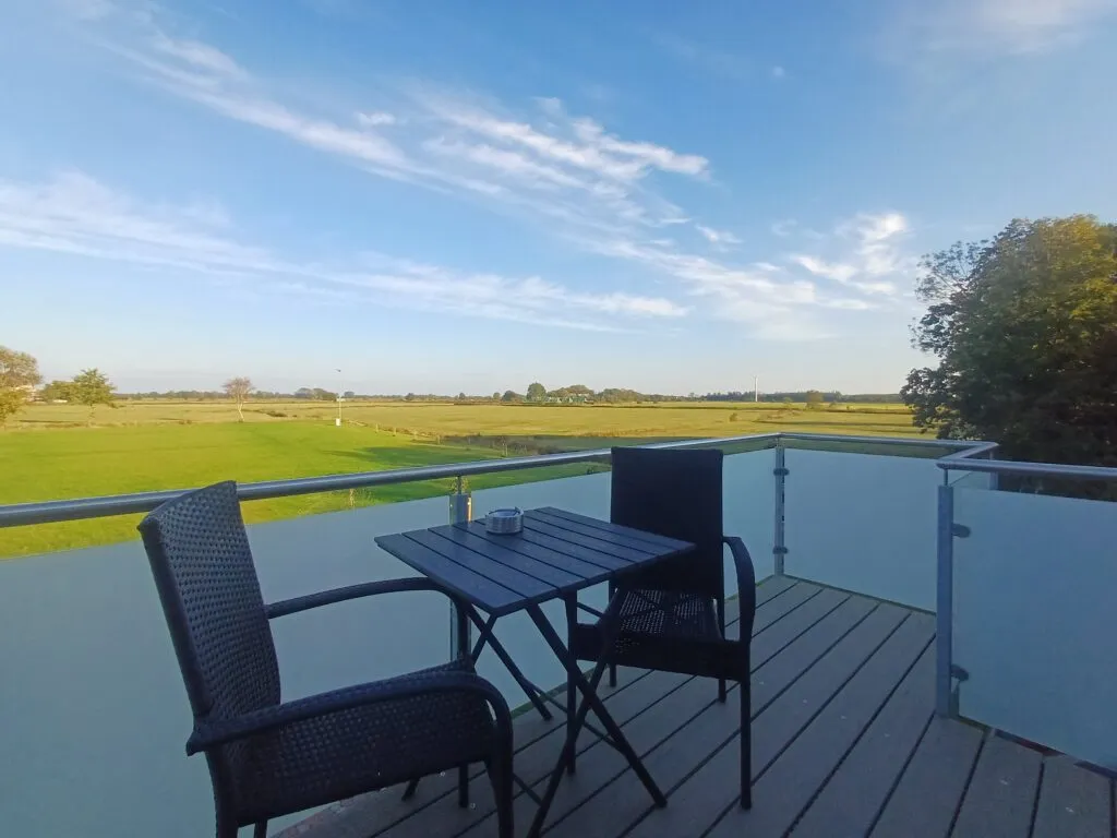 Außengelände der Ferienwohnung Canhusen mit Blick ins Grüne