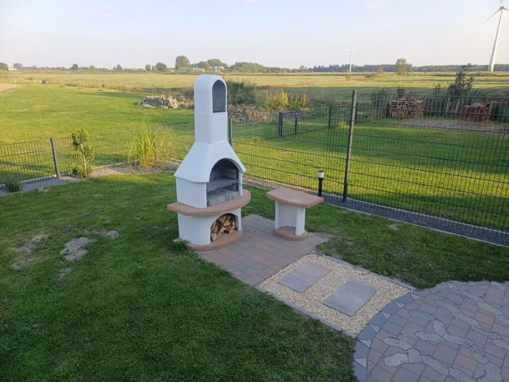 Terrasse mit Grill und Blick ins Grüne an der Ferienwohnung Canhusen