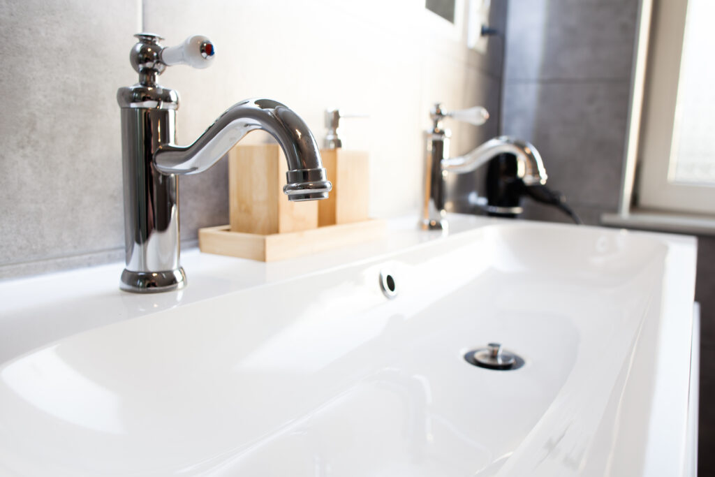 Moderne badkamer van vakantiewoning Canhusen met grote douche, wasmachine en droger