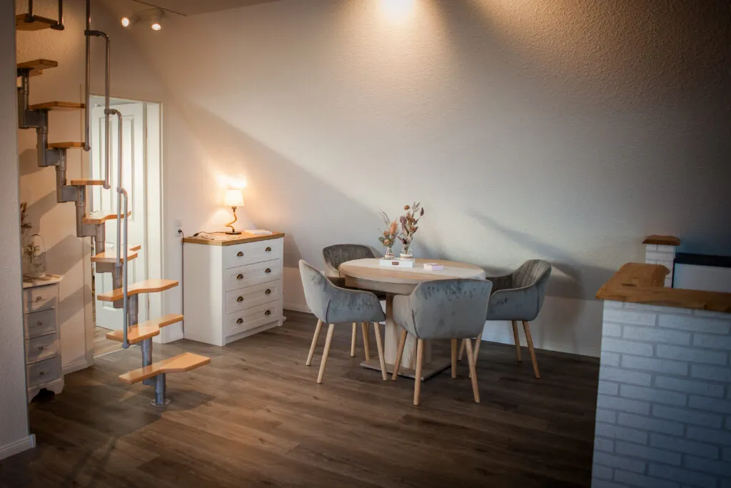 Essbereich der Ferienwohnung Canhusen mit ausziehbarem Tisch für bis zu fünf Personen