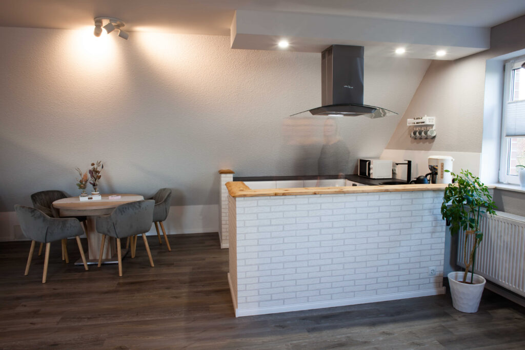 Eethoek van vakantiewoning Canhusen met uitschuifbare tafel voor maximaal vijf personen