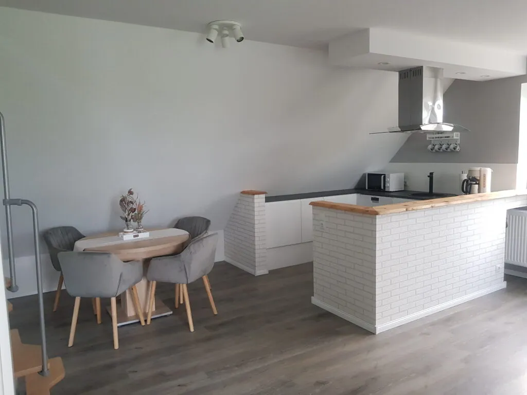 Essbereich der Ferienwohnung Canhusen mit ausziehbarem Tisch für bis zu fünf Personen