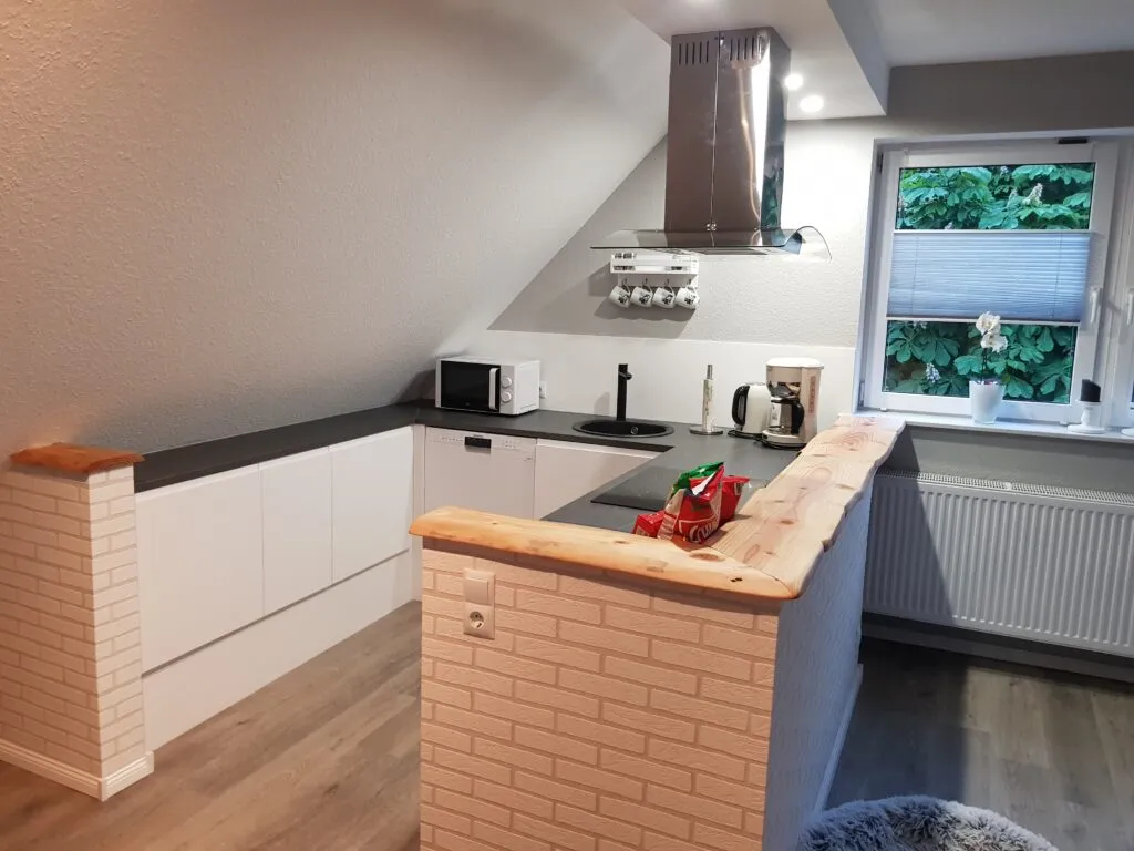 Voll ausgestattete Küche der Ferienwohnung Canhusen mit Spülmaschine und Kaffeemaschine