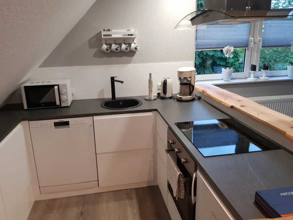 Voll ausgestattete Küche der Ferienwohnung Canhusen mit Spülmaschine und Kaffeemaschine