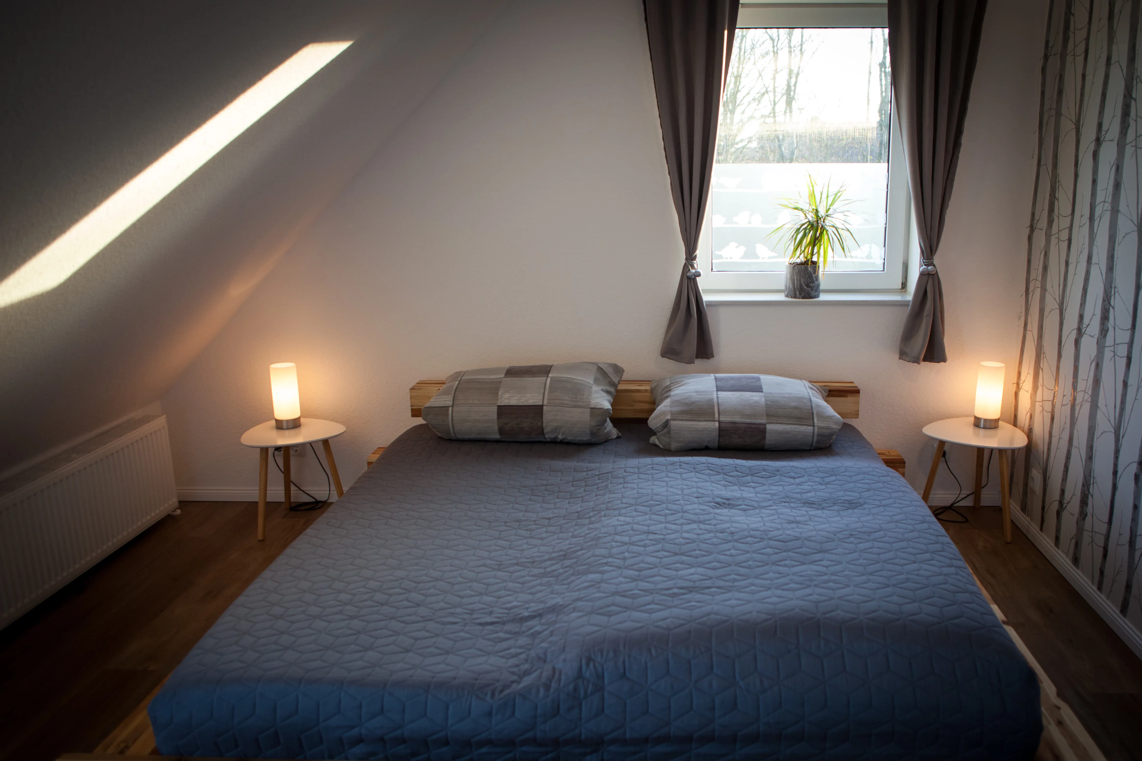 Schlafzimmer der Ferienwohnung Canhusen mit Doppelbett und direktem Terrassenzugang