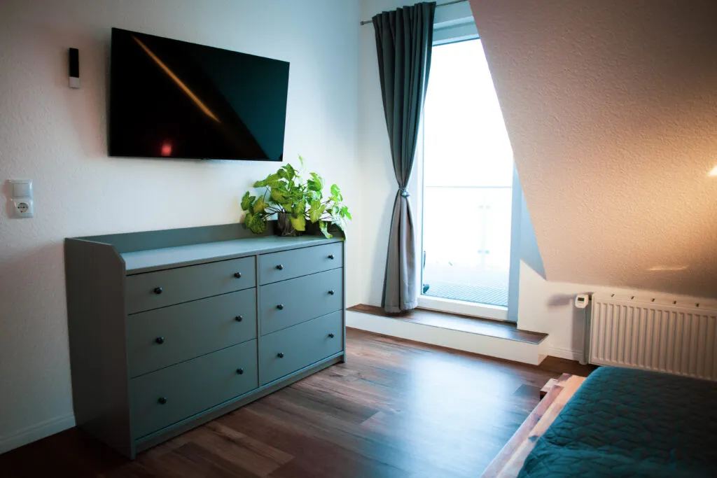 Schlafzimmer der Ferienwohnung Canhusen mit Doppelbett und direktem Terrassenzugang
