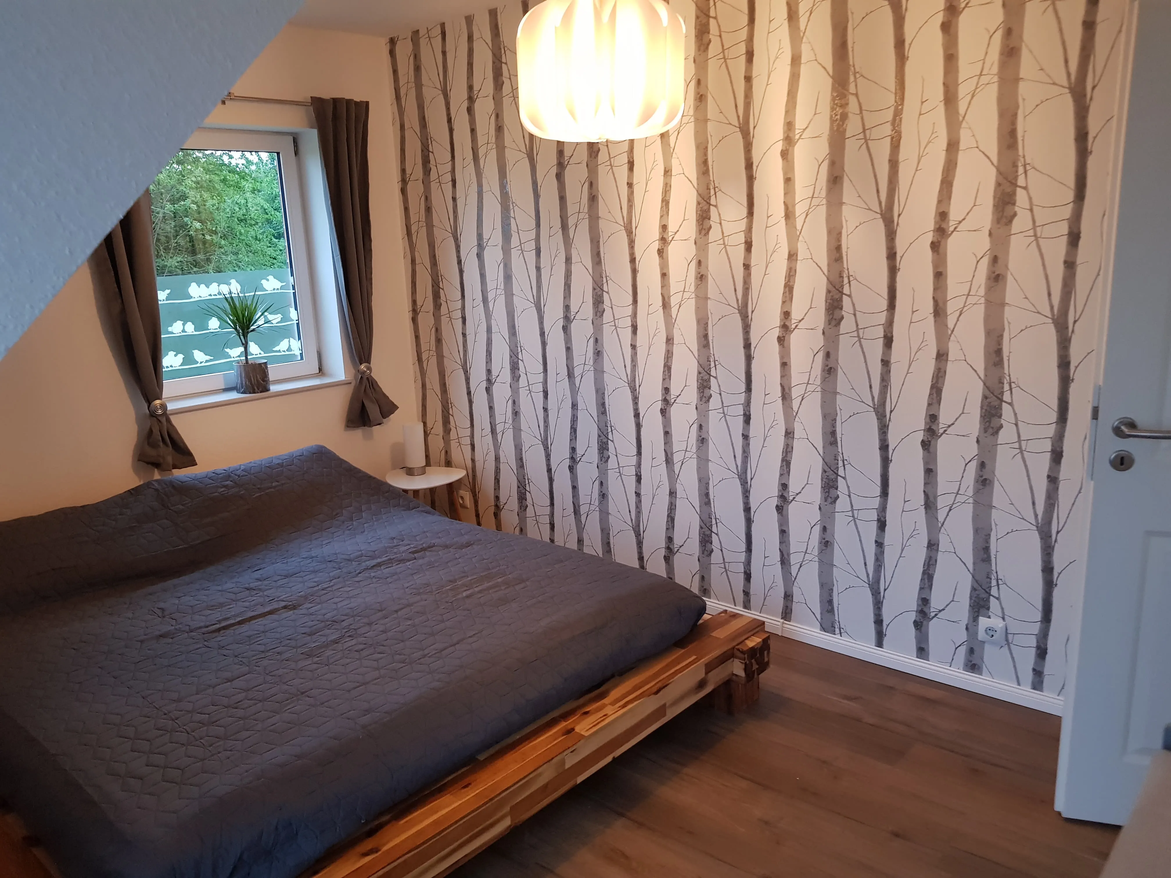 Schlafzimmer der Ferienwohnung Canhusen mit Doppelbett und direktem Terrassenzugang