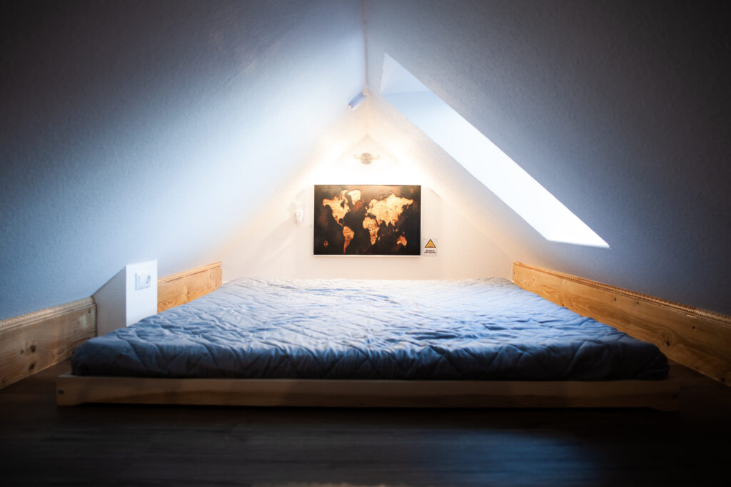 Slaapgedeelte op de bovenverdieping van vakantiewoning Canhusen onder de vliering
