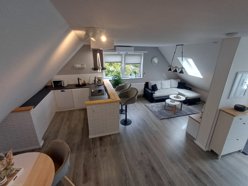 Open woonkamer van vakantiewoning Canhusen met slaapbank en smart-tv