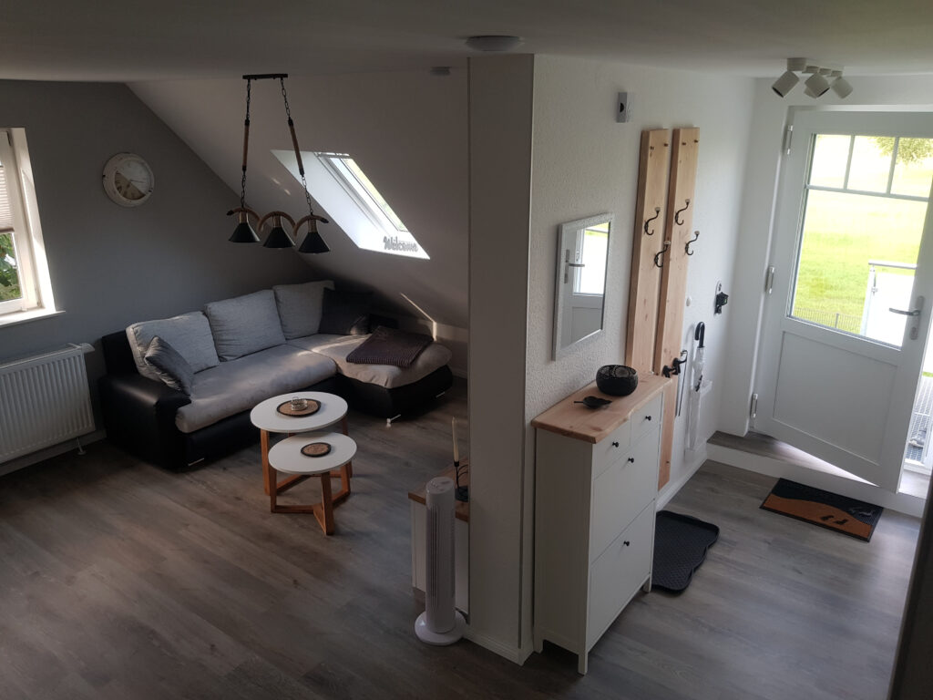 Open woonkamer van vakantiewoning Canhusen met slaapbank en smart-tv